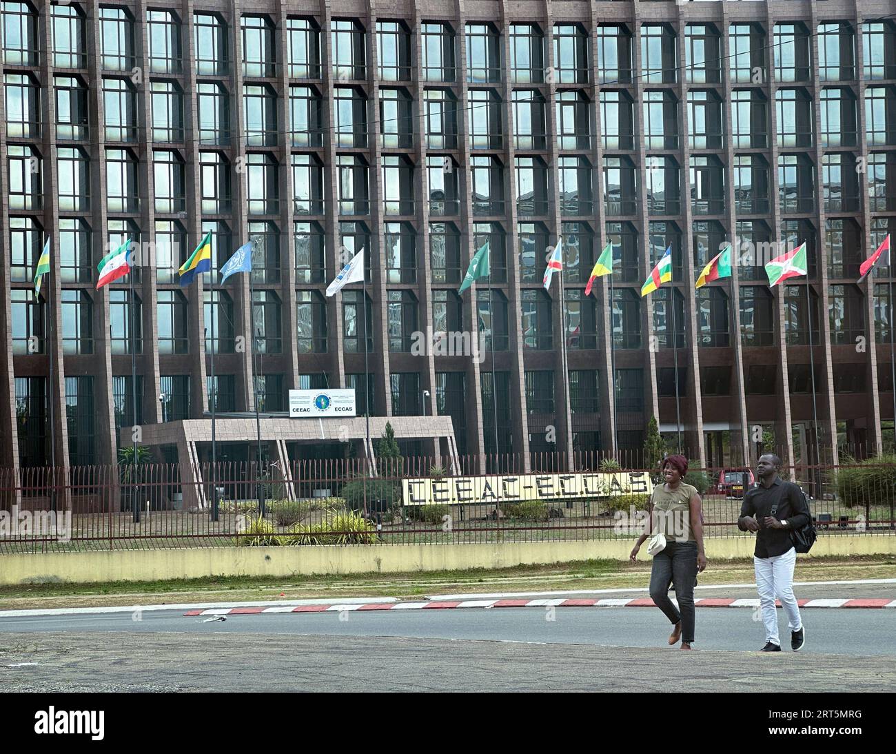 230908 -- LIBREVILLE, 8. September 2023 -- dieses Foto vom 7. September 2023 zeigt einen Blick auf das Bürogebäude der Wirtschaftsgemeinschaft der zentralafrikanischen Staaten ECCAS in Libreville, Gabun. Am 30. August ernannte eine Gruppe von Militärs Brice Oligui Nguema, den Oberbefehlshaber der Gabunischen Republikanischen Garde, zum Leiter des Übergangs, nachdem sie einen Putsch am Tag nach der Ankündigung der Wiederwahl von Ali Bongo durch das nationale Wahlgremium eingeleitet hatte. BLICK AUF GABON-LIBREVILLE-STADT HanxXu PUBLICATIONxNOTxINxCHN Stockfoto