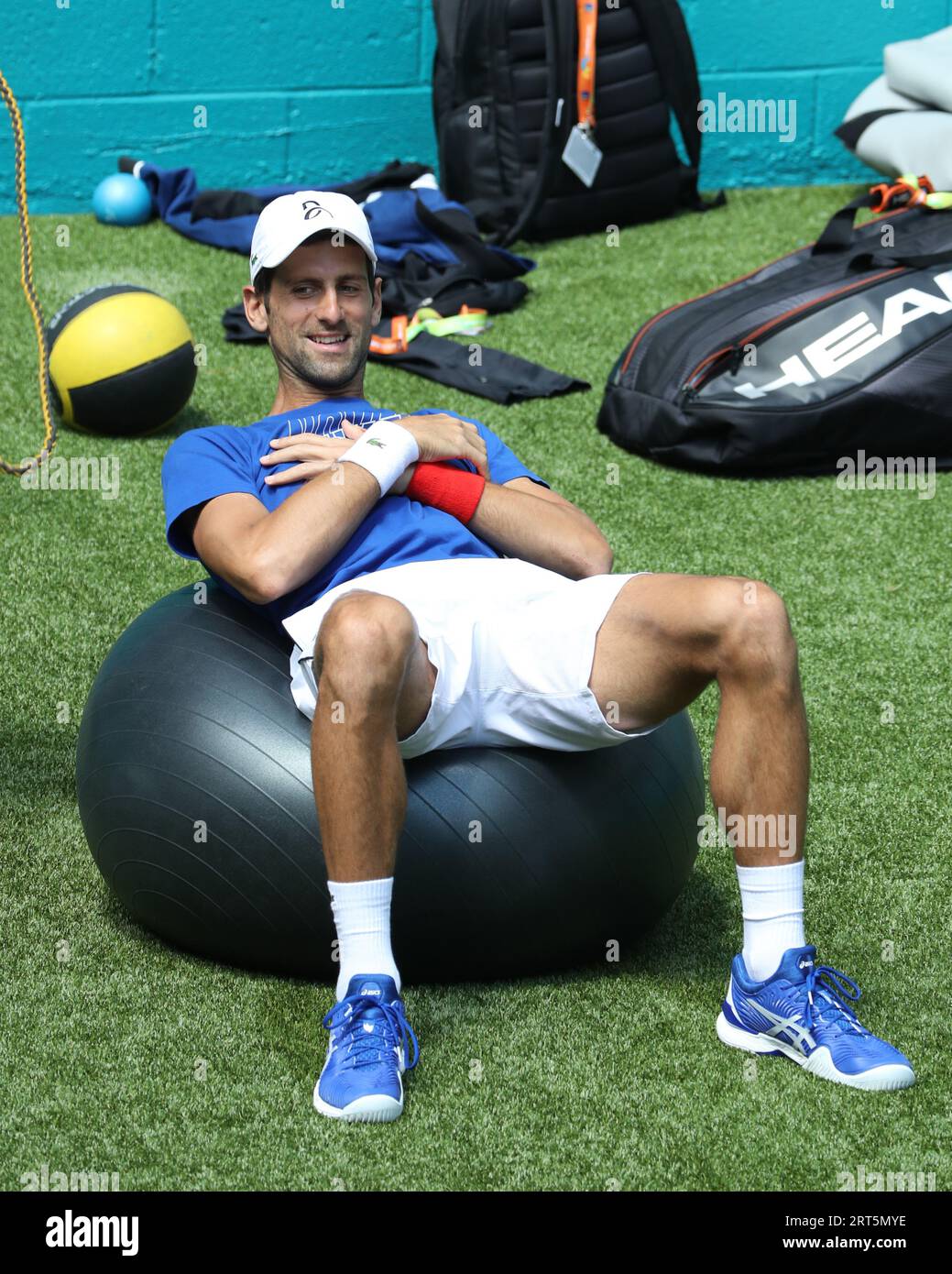 MIAMI GARDENS, FLORIDA - 24. MÄRZ: Novak Djokovic am 7. Tag der Miami Open präsentiert von Itau im Hard Rock Stadium am 24. März 2019 in Miami Gardens, Florida Menschen: Novak Djokovic Kredit: Storms Media Group/Alamy Live News Stockfoto