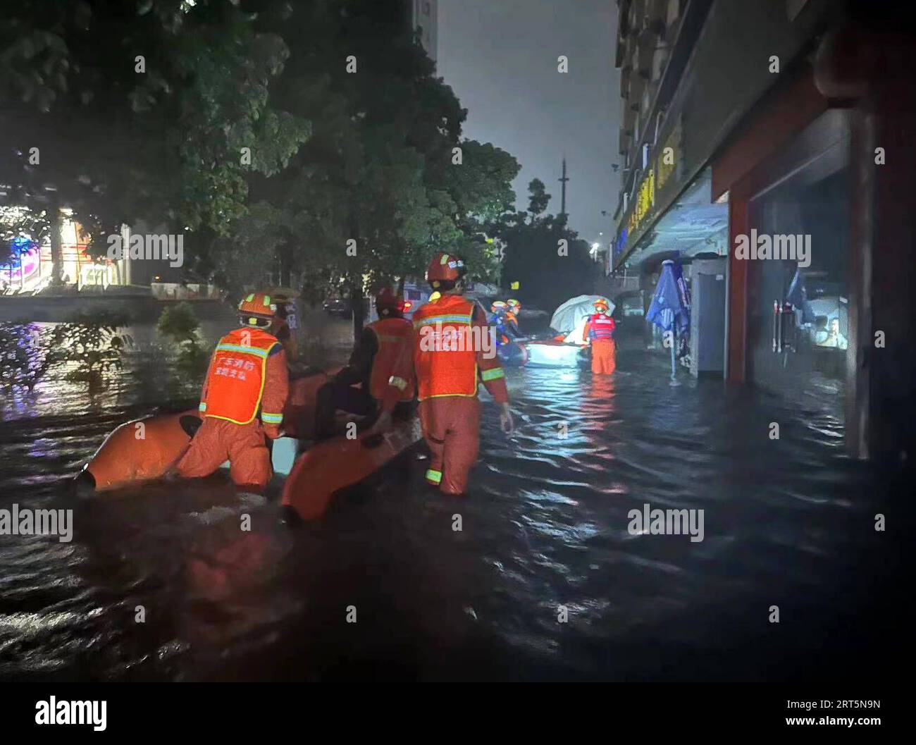 230908 -- SHENZHEN, 8. Sept. 2023 -- Feuerwehrleute versetzen gestrandete Bewohner in den Longgang-Bezirk von Shenzhen, südchinesische Provinz Guangdong, 7. Sept. 2023. Betroffen vom Restwolkensystem außerhalb des Taifuns Haikui, dem 11. Taifun dieses Jahres, und des Monsuns, erlebten viele Städte und Grafschaften im Pearl River Delta seit Donnerstag sintflutartige Regenfälle, wobei in einigen Gebieten extrem starke Regenfälle herrschten. Von 17 Uhr Donnerstag bis 6 Uhr Freitag betrug die durchschnittliche Niederschlagsmenge in Shenzhen 202,8 mm, und die maximale kumulative Niederschlagsmenge erreichte 469 mm, laut dem kommunalen Meteorolog Stockfoto