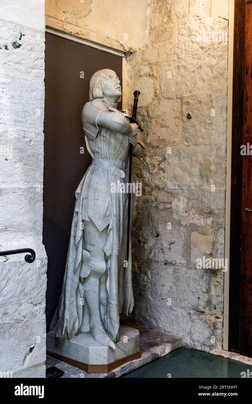 Statue des Militärführers und der Heldin Joan d'Arc, Schutzpatron von Frankreich, im Historischen Museum Jeanne d'Arc, Stadtzentrum von Rouen, Frankreich Stockfoto