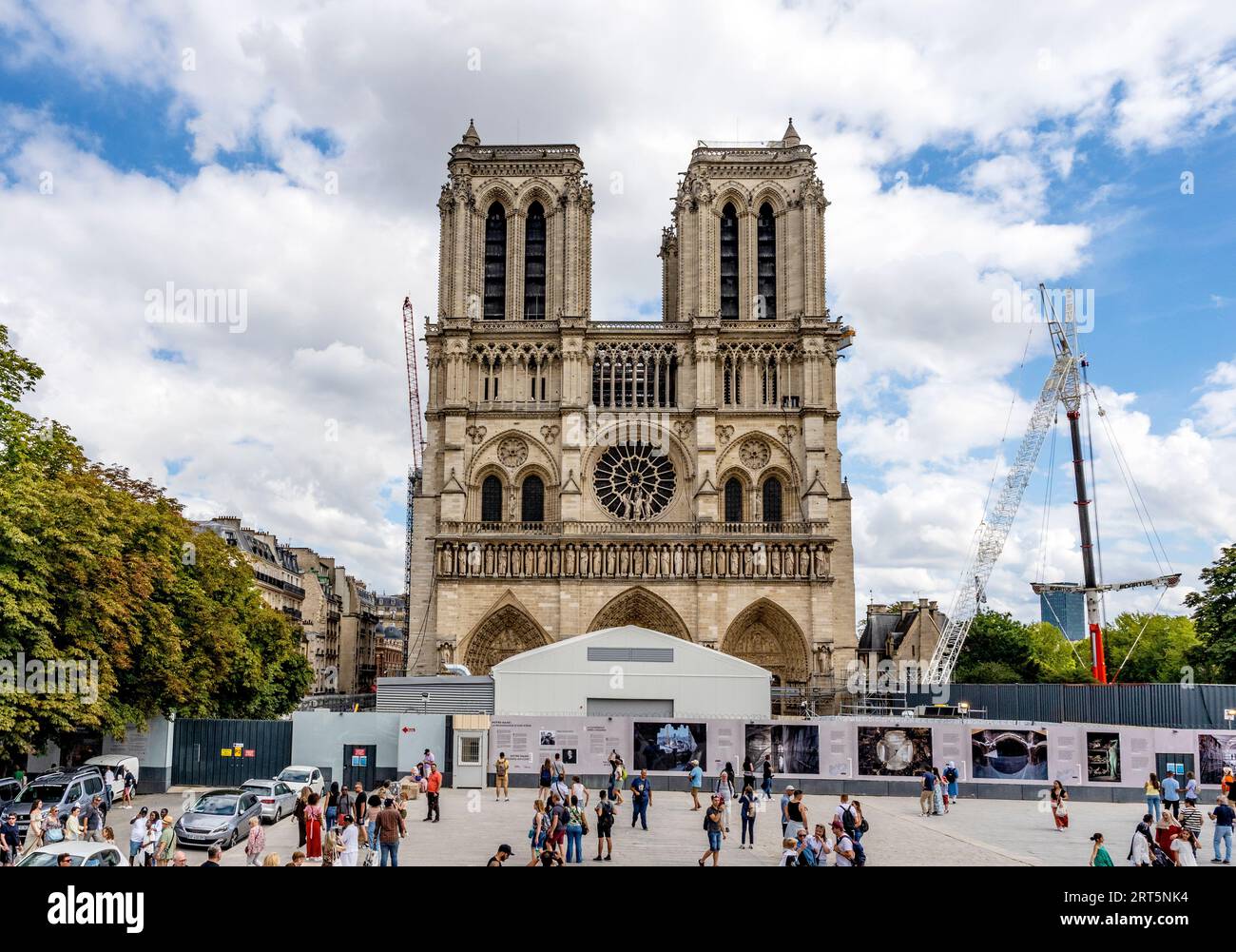 Die Fassade der Kathedrale Notre-Dame, im Umbau, mit Kranichen im Hintergrund nach dem Brand 2019, Paris Frankreich Stockfoto