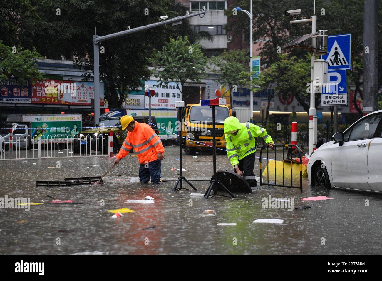 230908 -- GUANGZHOU, 8. September 2023 -- Mitarbeiter reinigen Abwasseranlagen im Bezirk Panyu von Guangzhou, Provinz Guangdong, Südchina, 8. September 2023. Betroffen vom Restwolkensystem außerhalb des Taifuns Haikui, dem 11. Taifun dieses Jahres, und des Monsuns, erlebten viele Städte und Grafschaften im Pearl River Delta seit Donnerstag sintflutartige Regenfälle, wobei in einigen Gebieten extrem starke Regenfälle herrschten. Laut der Überwachung des meteorologischen Observatoriums von Guangzhou, der Hauptstadt von Guangdong, von 8:00 Uhr Donnerstag bis 3:00 Uhr Freitag, wurde die Stadt Zeuge dieses Ereignisses Stockfoto