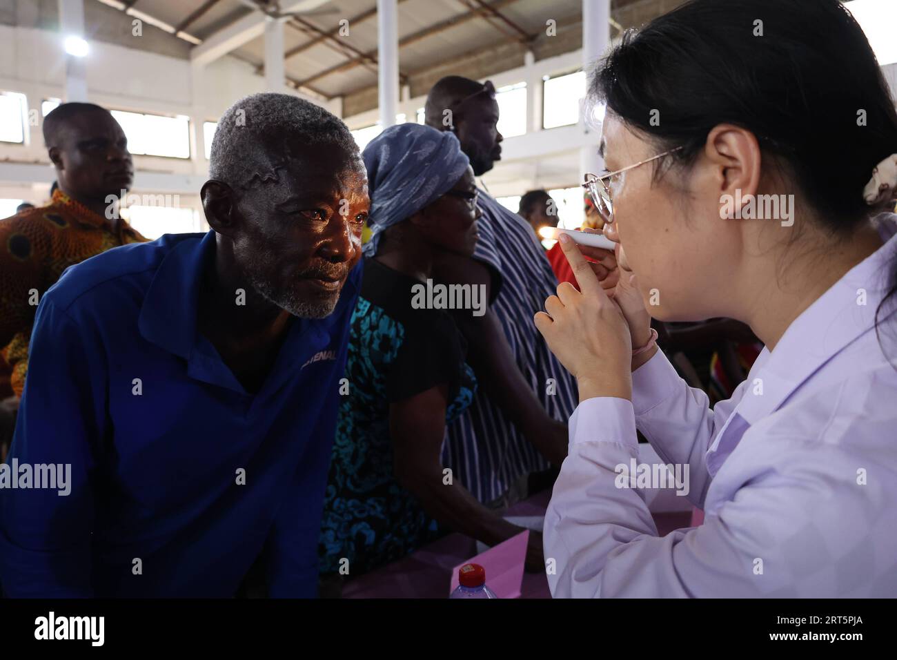 230910 -- ACCRA, 10. September 2023 -- Ein chinesischer Arzt untersucht einen lokalen Patienten in der Akuse-Gemeinde in der östlichen Region, Ghana, 8. September 2023. Das 12. Chinesische Ärzteteam, das am Freitag nach Ghana entsandt wurde, startete einen dreitägigen kostenlosen klinischen Service für mehr als 100 ghanaische Arbeiter und Bewohner einer einkommensschwachen Gemeinde in Ghanas östlicher Region. Foto von /Xinhua GHANA-EASTERN REGION-CHINESE MEDICAL TEAM-FREE CLINICAL SERVICE Seth PUBLICATIONxNOTxINxCHN Stockfoto