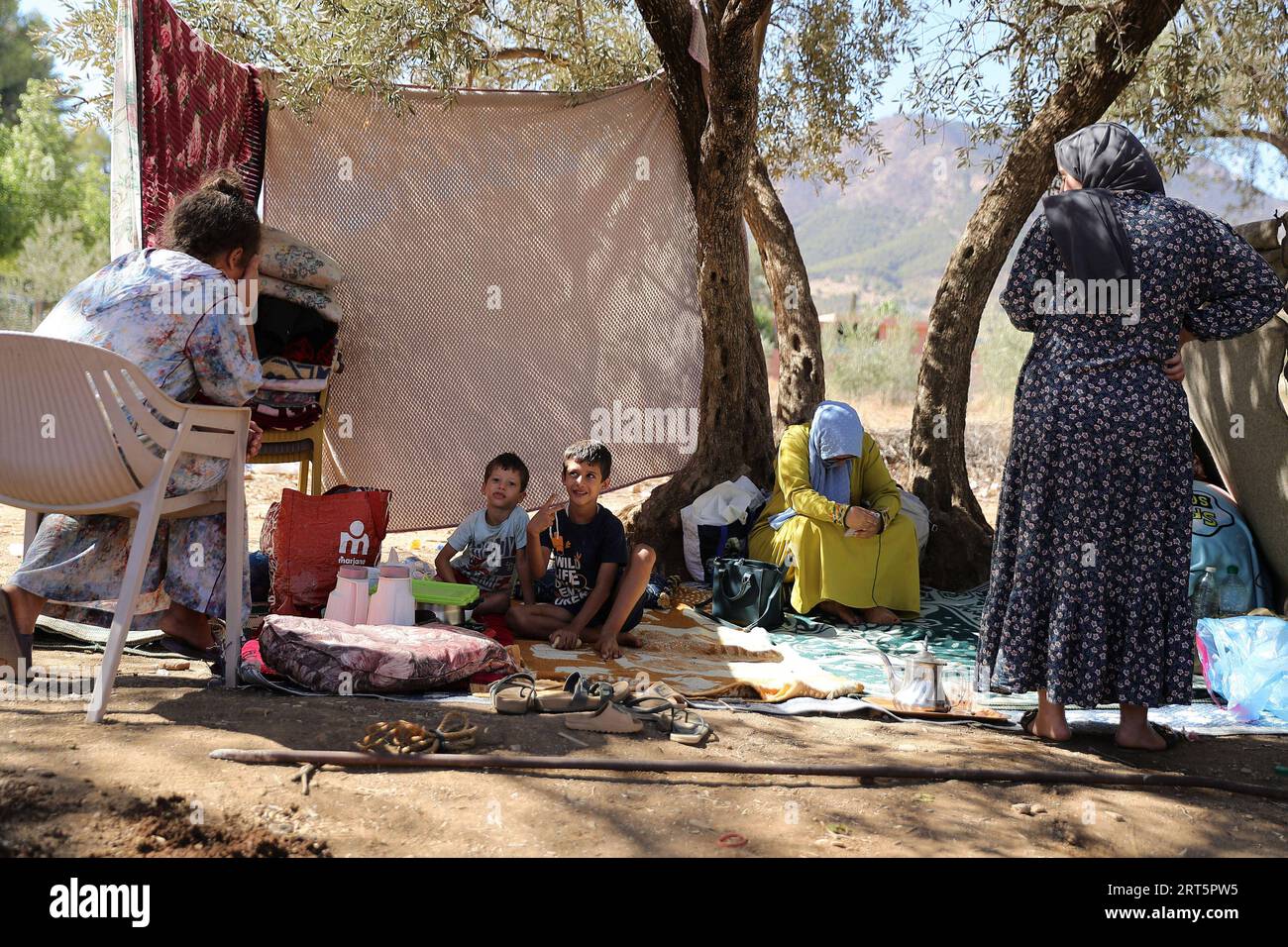 230910 -- MARRAKESCH, 10. September 2023 -- Bewohner suchen Zuflucht in einem offenen Raum in der Nähe des Epizentrums im Dorf Amizmiz in Marokko, 10. September 2023. Ein Erdbeben der Stärke 6,8 traf Marokko am Freitag. Das Epizentrum des Erdbebens lag in der Nähe der Stadt Ighil in der Provinz Al Haouz, etwa 70 km südwestlich von Marrakesch. Das Beben hat 2.012 Menschen das Leben gekostet und 2.059 verletzt, wobei 1.404 von ihnen in einem ernsten Zustand sind, laut dem neuesten Update des Innenministeriums des Landes am Samstag. MAROKKO-ERDBEBEN-EPIZENTRUM-SCHUTZ WangxDongzhen PUBLICATIONxNOTxINxCHN Stockfoto