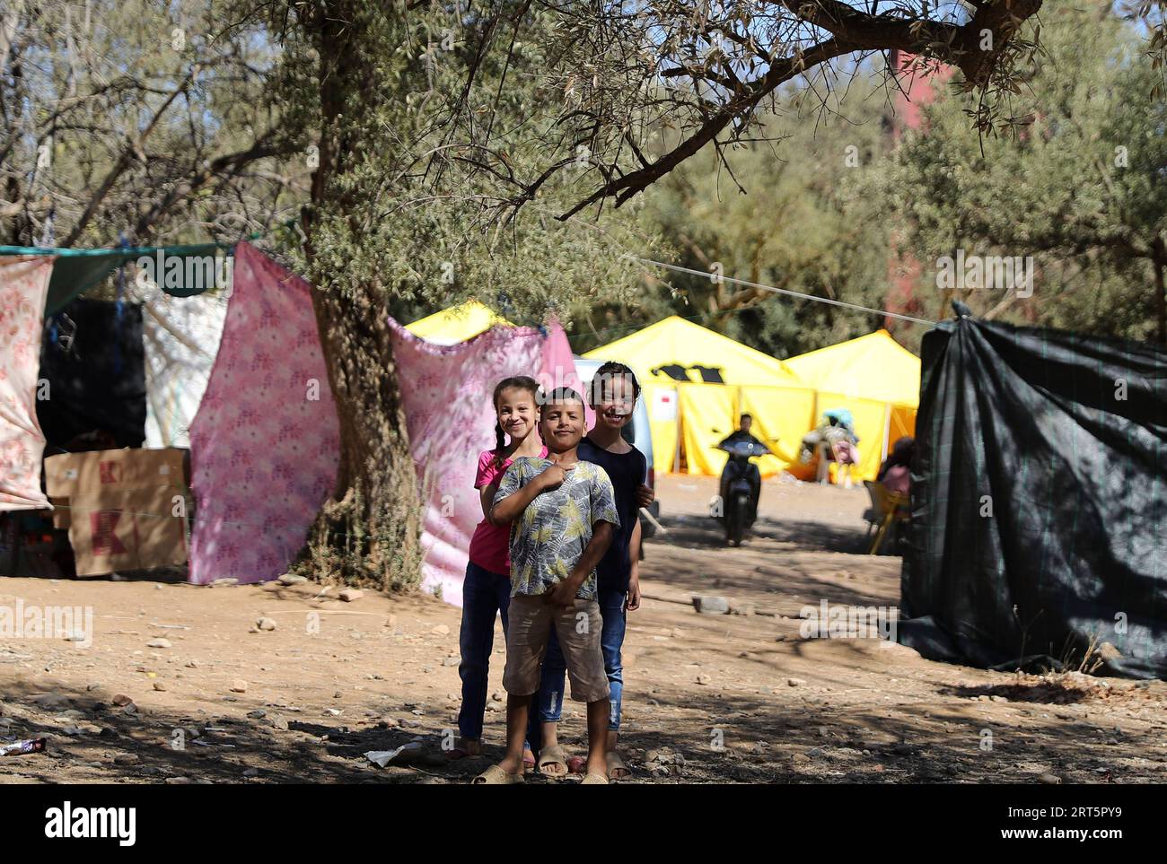 230910 -- MARRAKESCH, 10. September 2023 -- Kinder suchen Zuflucht in einem offenen Raum in der Nähe des Epizentrums im Dorf Amizmiz in Marokko, 10. September 2023. Ein Erdbeben der Stärke 6,8 traf Marokko am Freitag. Das Epizentrum des Erdbebens lag in der Nähe der Stadt Ighil in der Provinz Al Haouz, etwa 70 km südwestlich von Marrakesch. Das Beben hat 2.012 Menschen das Leben gekostet und 2.059 verletzt, wobei 1.404 von ihnen in einem ernsten Zustand sind, laut dem neuesten Update des Innenministeriums des Landes am Samstag. MAROKKO-ERDBEBEN-EPIZENTRUM-SCHUTZ WangxDongzhen PUBLICATIONxNOTxINxCHN Stockfoto