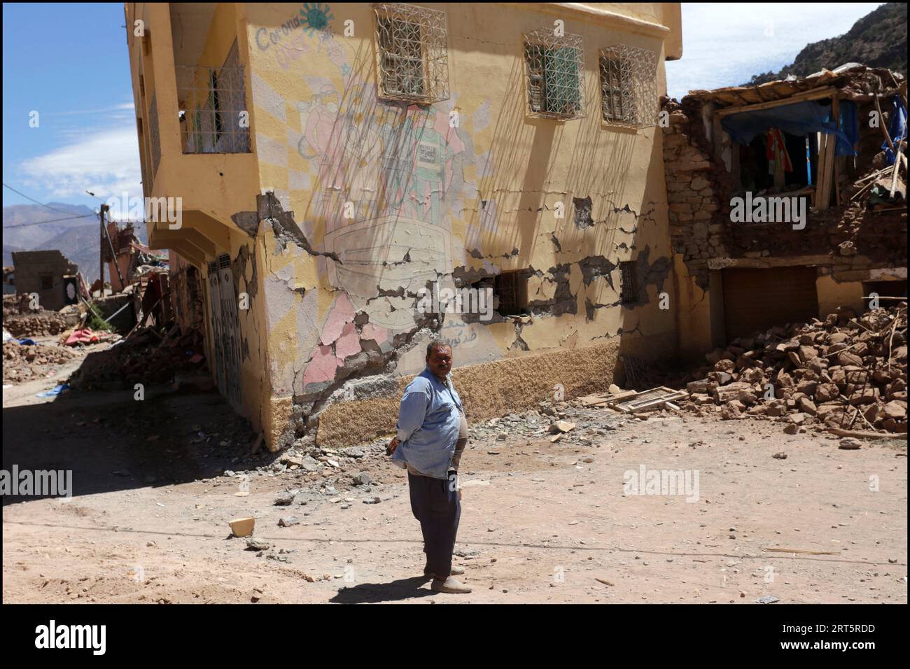 Al Haouz, Marokko. September 2023. Ein Mann steht in der Nähe seines Hauses, das durch das Erdbeben in der Stadt Talat N’Yaqoub südlich von Marrakesch nach dem starken Erdbeben, das Marokko am späten Freitag heimsuchte, beschädigt wurde. Al Haouz, Marokko am 10. September 2023. Foto von Youssef Boudlal/ABACAPRESS.COM Credit: Abaca Press/Alamy Live News Stockfoto