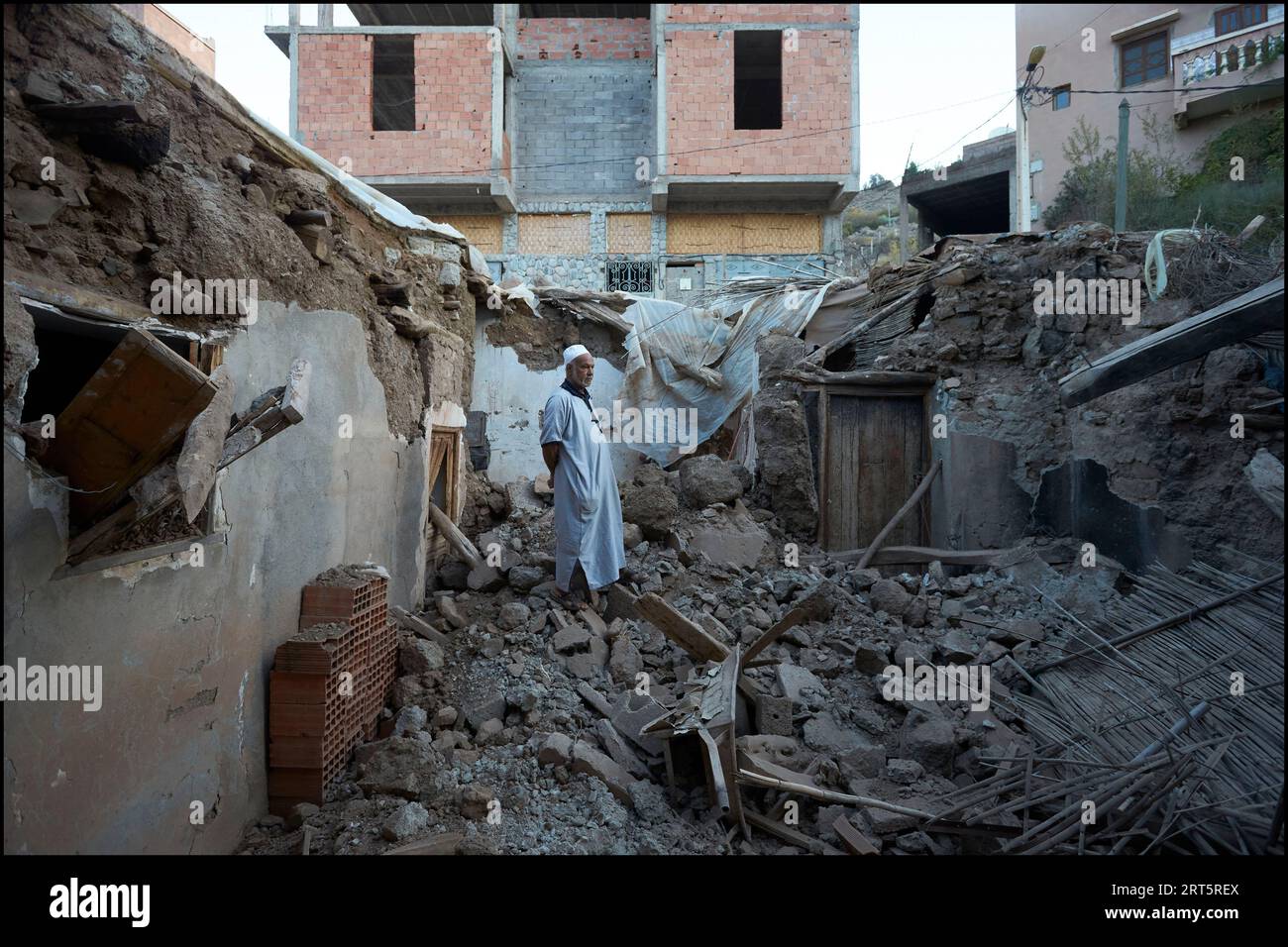 Al Haouz, Marokko. September 2023. Ein Mann steht in seinem Haus, das durch das Erdbeben in der Stadt Talat N’Yaqoub südlich von Marrakesch zerstört wurde, nach dem starken Erdbeben, das Marokko am späten Freitag heimsuchte. Al Haouz, Marokko am 10. September 2023. Foto von Youssef Boudlal/ABACAPRESS.COM Credit: Abaca Press/Alamy Live News Stockfoto