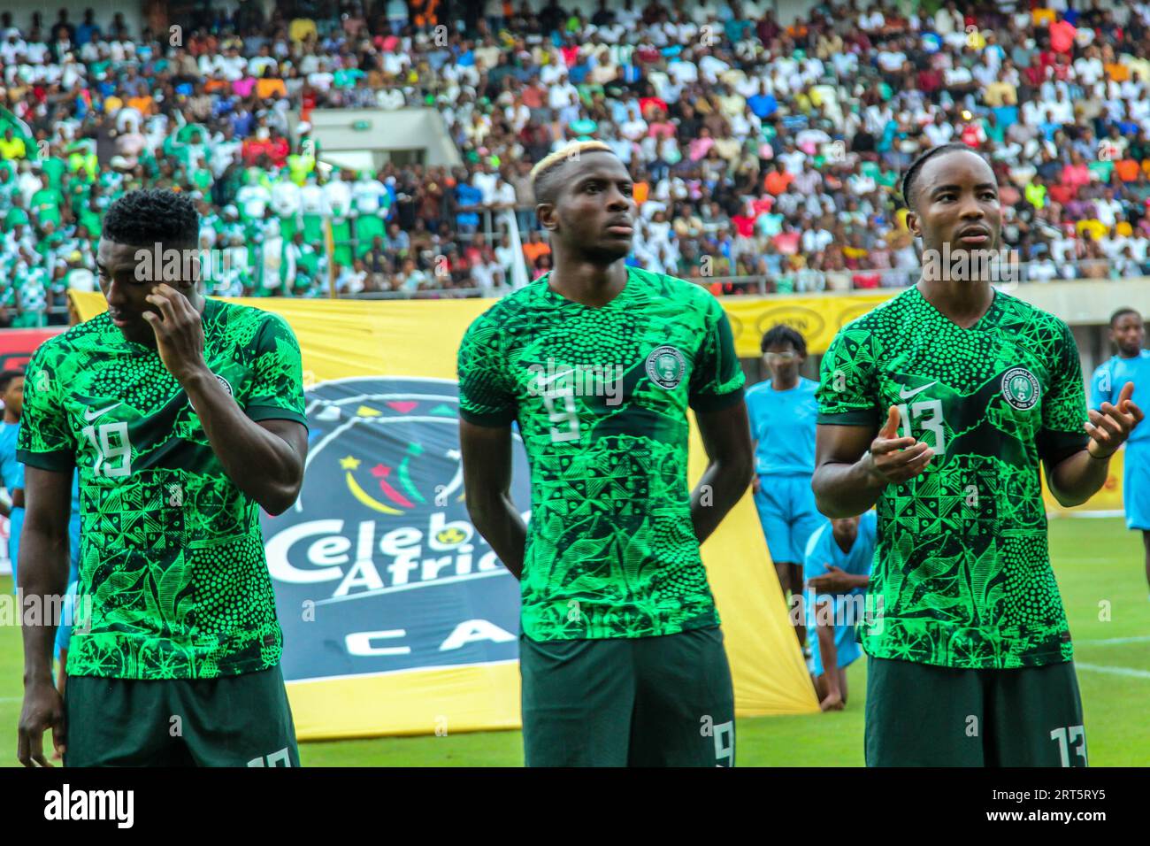 UYO, NIGERIA – 10. SEPTEMBER: Taiwo Awoniyi, Victor Osimhen und Bruno Onyemaech aus Nigeria während der Qualifikation zum Afrikanischen Nationalpokal 2023 (AFCON) Stockfoto