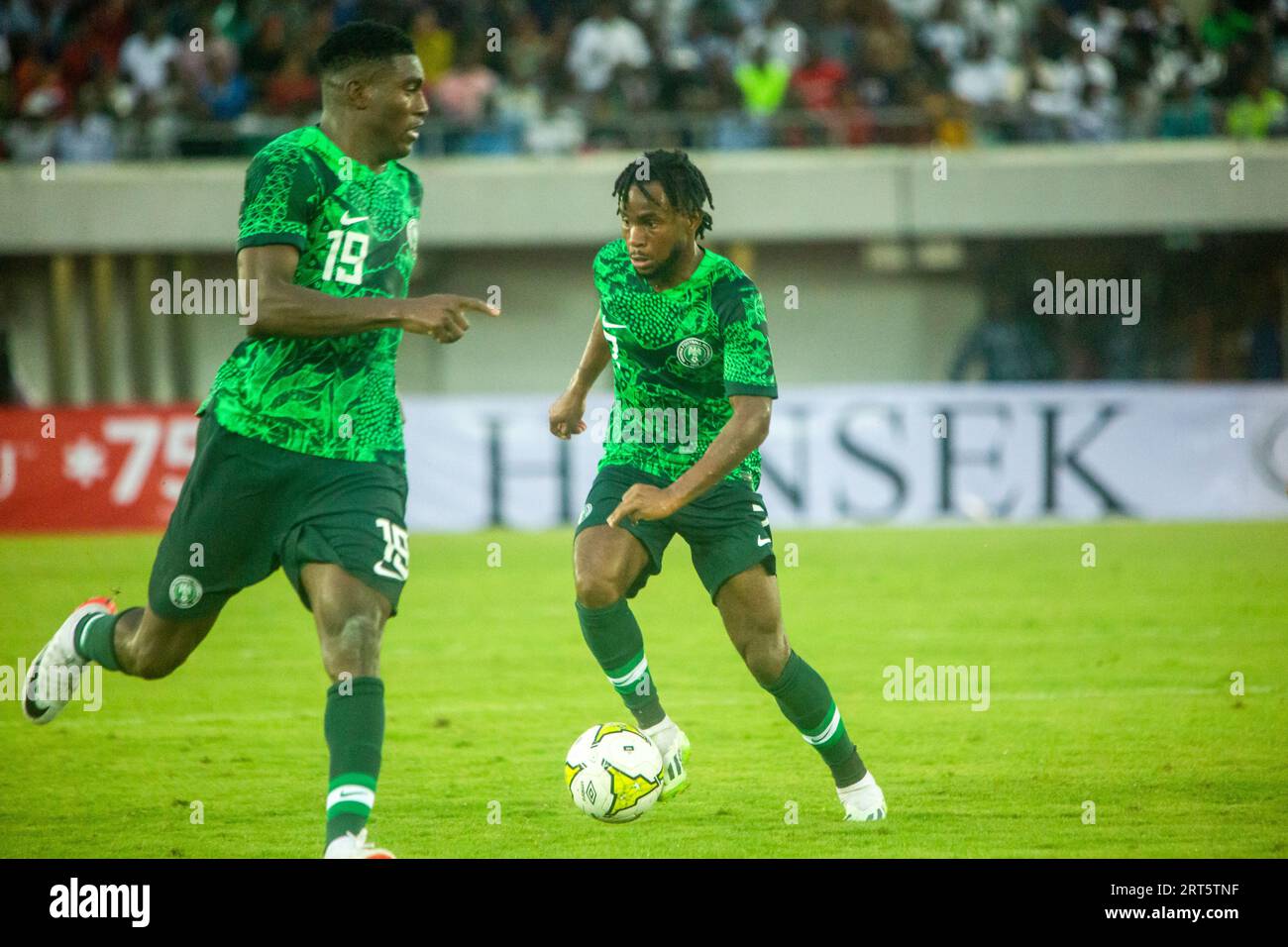 UYO, NIGERIA – 10. SEPTEMBER: Samuel Chukwueze und Taiwo Awoniyi aus Nigeria während der AFCON-Qualifikation 2023 Stockfoto