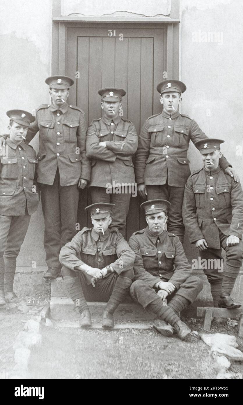 Gehärtete Fusiliers der britischen Expeditionstruppe, viele mit gewundeten Streifen, während des Ersten Weltkrieges. Stockfoto