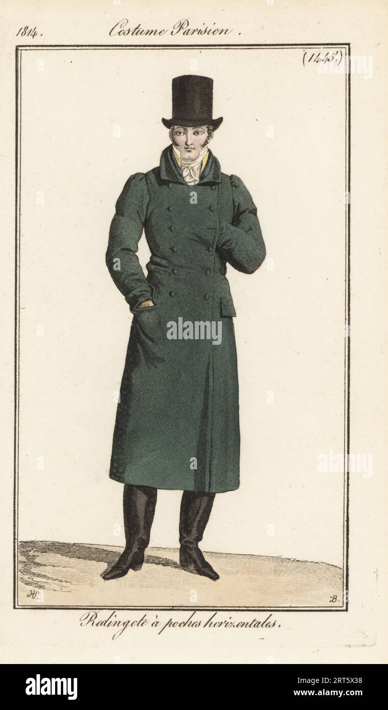 Französischer Gentleman in Top-Hut, langer Mantel mit horizontalen Taschen, Stiefel. Redingote a poches horizontales. Handkolorierter Kupferstich von Pierre-Charles Baquoy nach einer Modeplatte von Horace Vernet aus Pierre de la Mesangeres Journal des Dames et des Modes, Zeitschrift für Frauen und Mode, Paris, 1814. Stockfoto