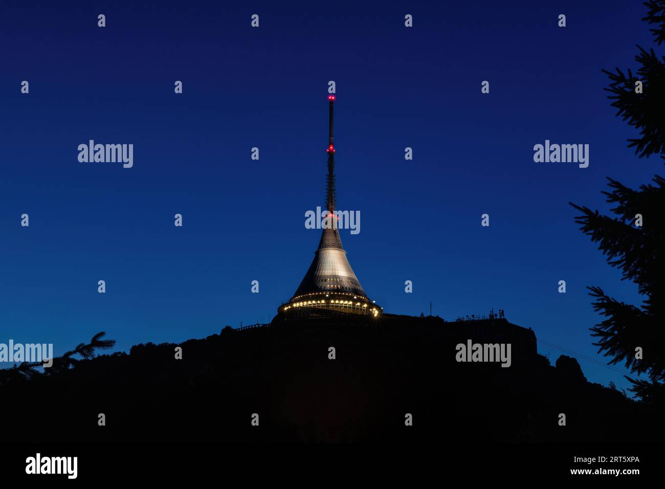 Fernsehsender und Berghotel mit Aussichtsturm auf dem Mount Jested bei Liberec bei Nacht - Tschechische Republik, Europa Stockfoto