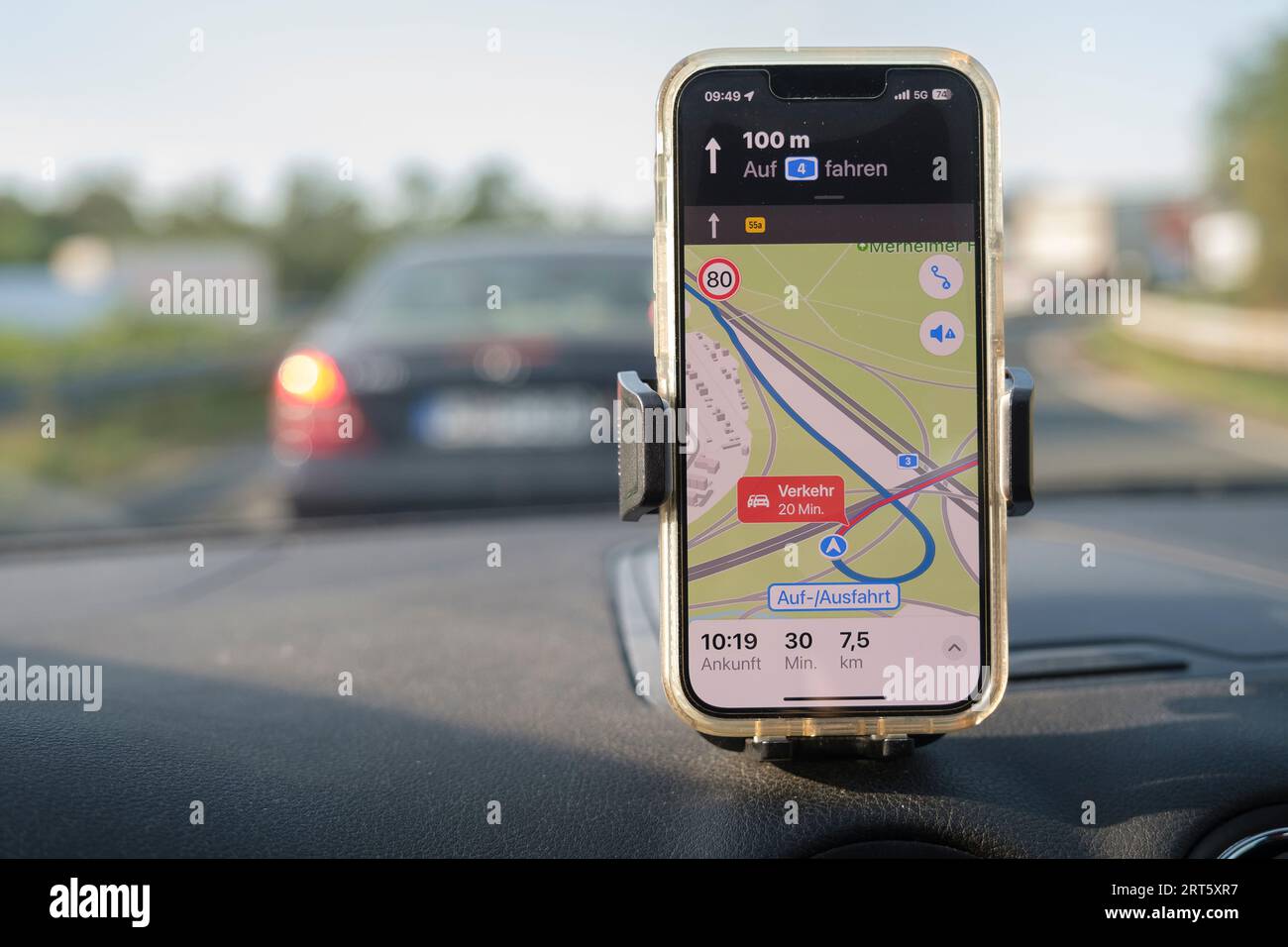 Mobiltelefon zeigt Stau auf der Autobahn an Stockfoto