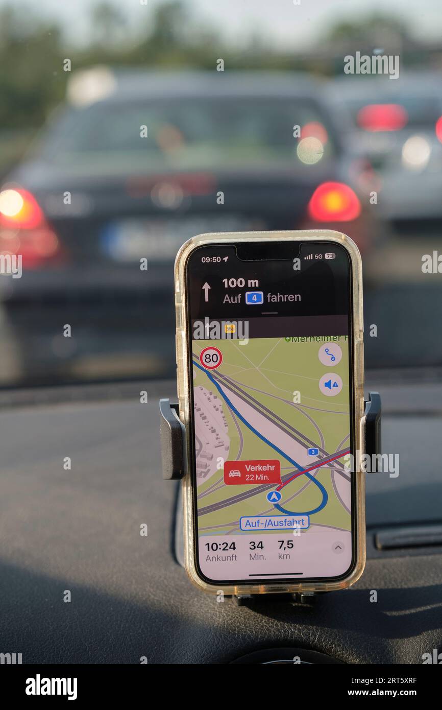 Mobiltelefon zeigt Stau auf der Autobahn an Stockfoto