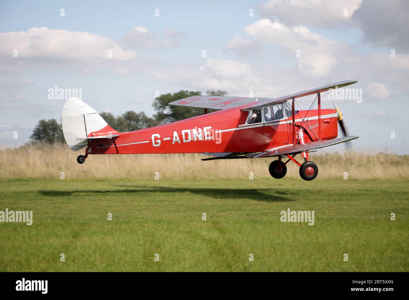 Eine de Havilland DH-87 Hornet Moth verlässt einen Flugplatz in East Sussex Stockfoto