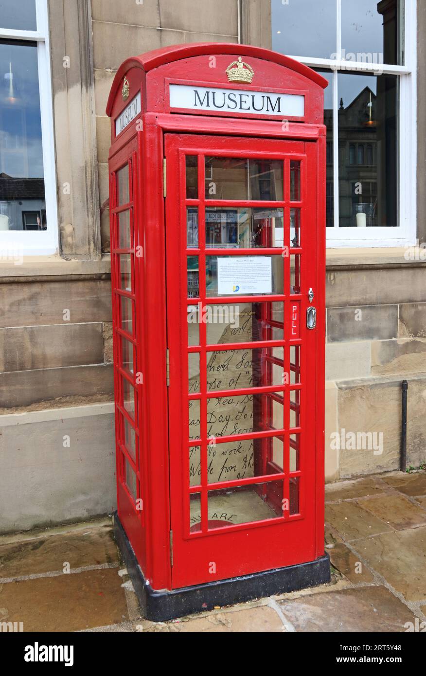 Die ehemalige rote Telefonzelle wurde in das Museum Skipton umgewandelt Stockfoto