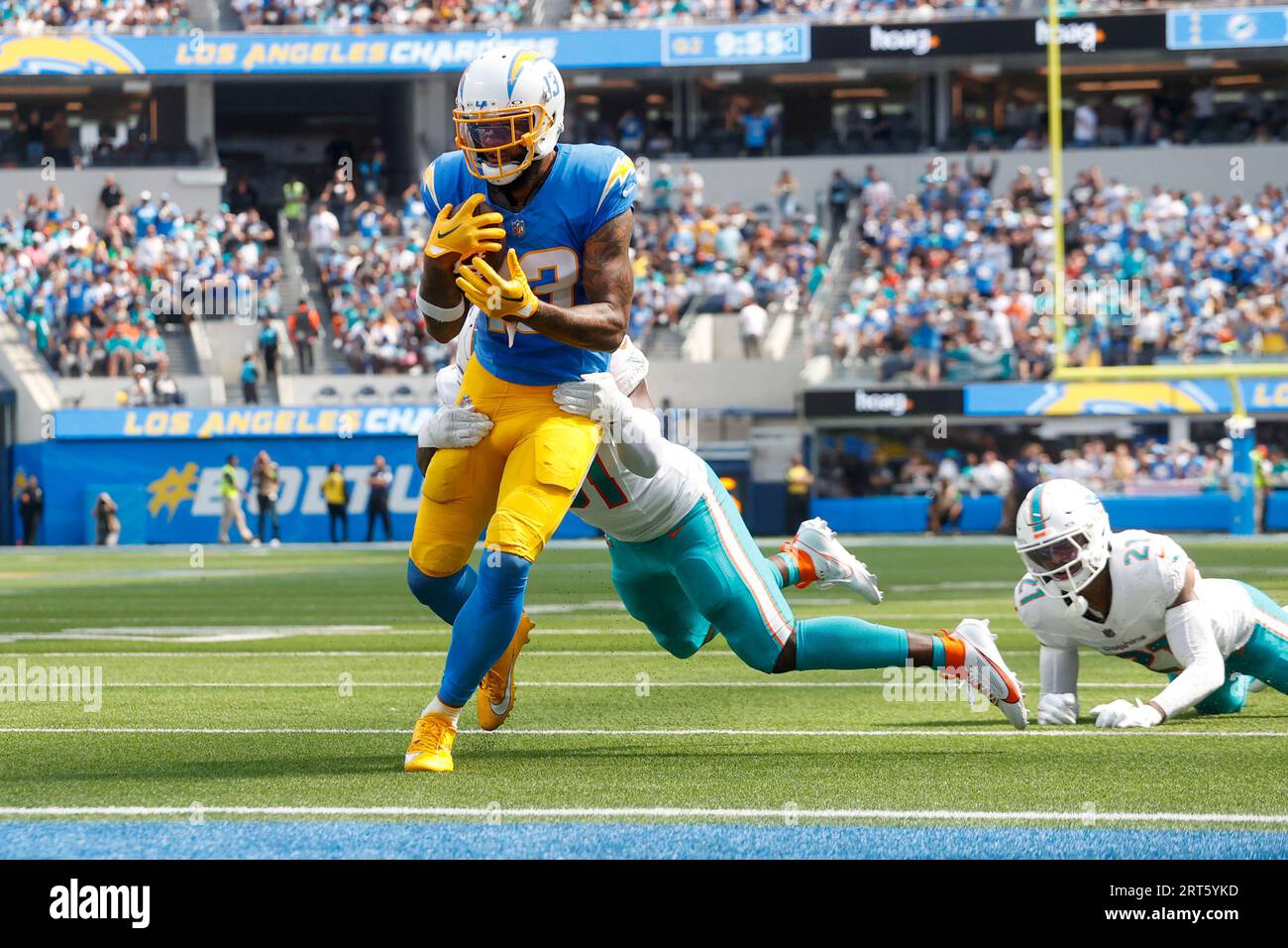 Los Angeles, Usa. September 2023. Keenan Allen (L) wird von dem Miami Dolphins Linebacker David Long Jr. angegriffen C) während eines NFL-Fußballspiels. Miami Dolphins 36:34 Los Angeles Chargers (Foto: Ringo Chiu/SOPA Images/SIPA USA) Credit: SIPA USA/Alamy Live News Stockfoto