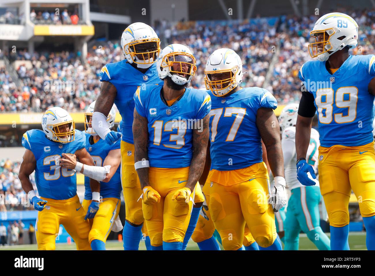 Los Angeles, Usa. September 2023. Keenan Allen (C) feiert mit seinen Teamkollegen, nachdem er bei einem NFL-Fußballspiel gegen die Miami Dolphins geschossen hat. Miami Dolphins 36:34 Los Angeles Chargers Credit: SOPA Images Limited/Alamy Live News Stockfoto