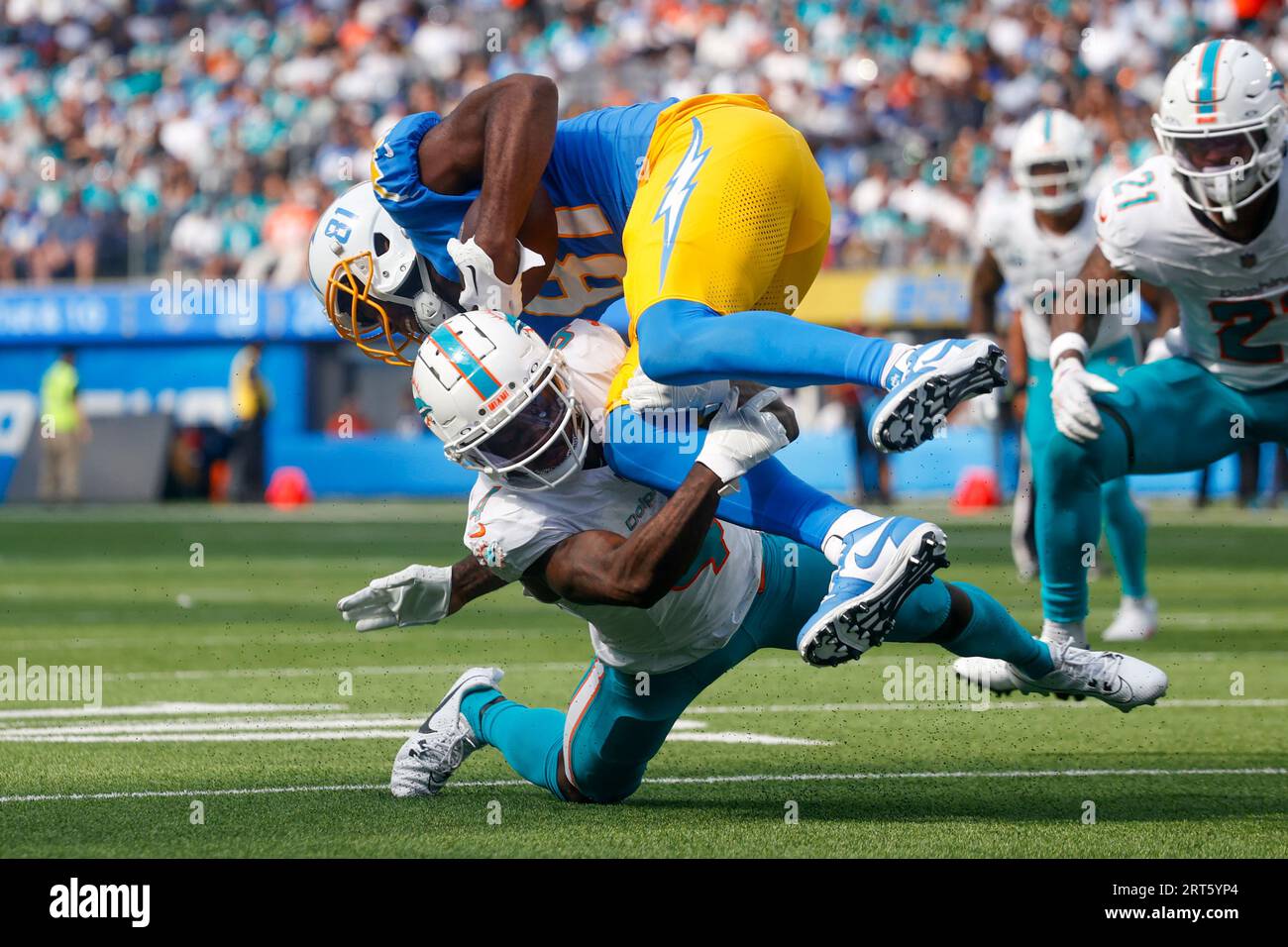 Los Angeles, Usa. September 2023. Mike Williams (TOP) wird von dem Miami Dolphins Cornerback Kader Kohou (BOTTOM) während eines NFL-Fußballspiels zum Absturz gebracht. Miami Dolphins 36:34 Los Angeles Chargers Credit: SOPA Images Limited/Alamy Live News Stockfoto