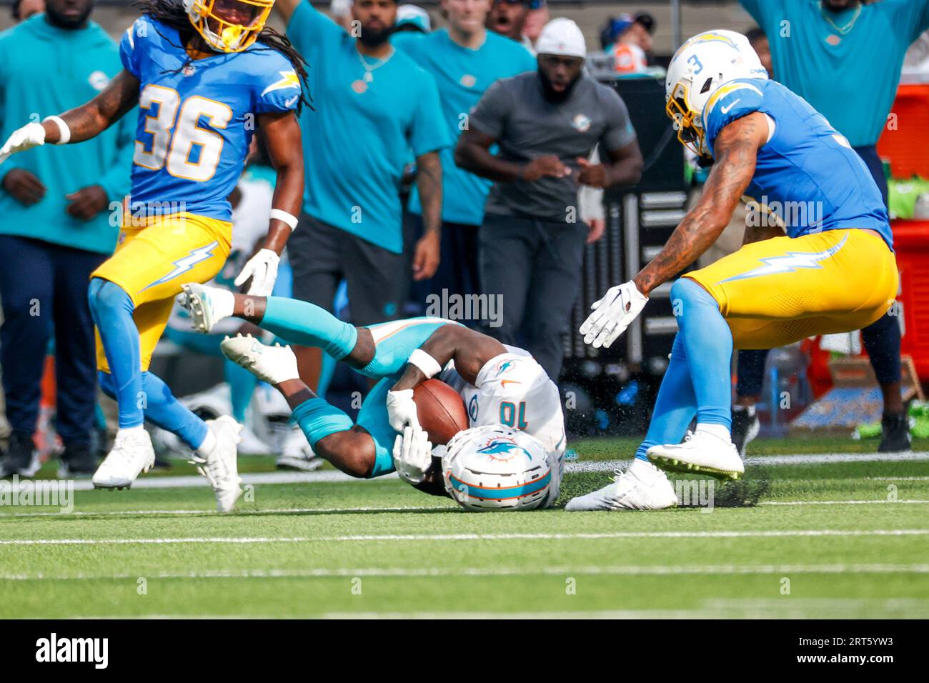 Los Angeles, Usa. September 2023. Der Miami Dolphins Wide Receiver Tyreek Hill (C) fängt den Ball zwischen dem Verteidiger der Los Angeles Chargers, Ja'Sir Taylor (L), und Derwin James Jr. (R) während eines NFL-Fußballspiels. Miami Dolphins 36:34 Los Angeles Chargers Credit: SOPA Images Limited/Alamy Live News Stockfoto