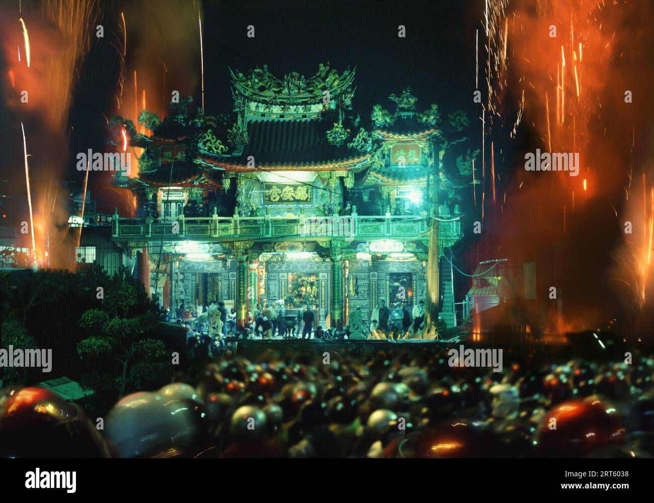 Yenshui Feuerwerk Festival, Tempel mit Feuerwerk Stockfoto