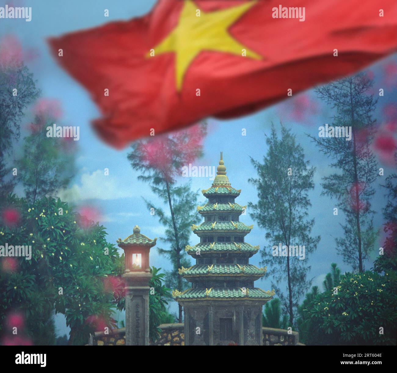 Pagode im Garten des Dai Hung Tempels - vietnamesische Flagge Stockfoto