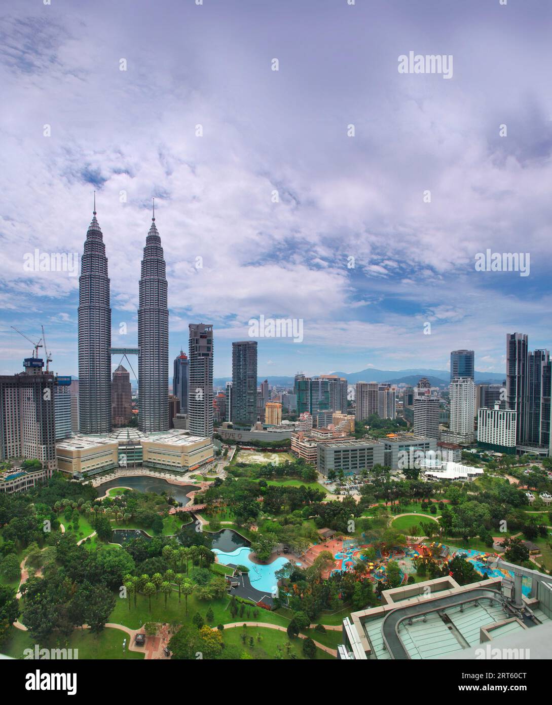 Petronas Towers mit City Centre Park Stockfoto