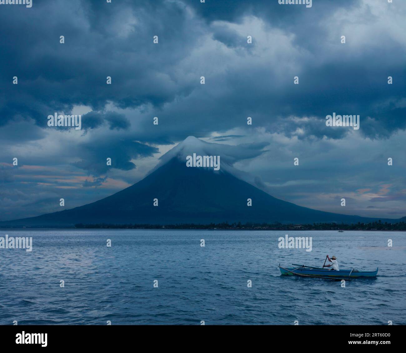 Fischer mit Mayon Volcano. Stockfoto