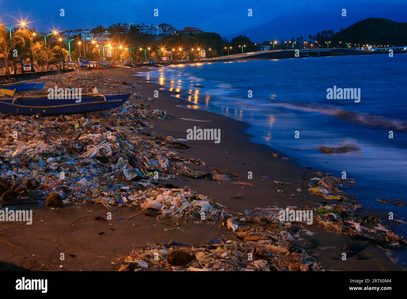 Mülleimer am Strand bei Nacht, Legazpi City, Albay Province, Philippinen Stockfoto