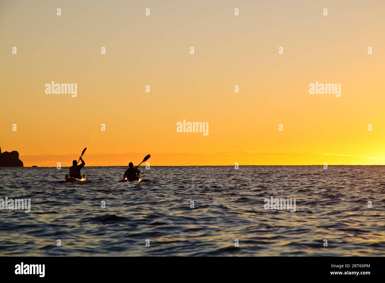 Seekajakfahrer paddeln bei Sonnenaufgang durch die Schouten Passage, Freycinet NP, Tasmanien, Australien. Stockfoto
