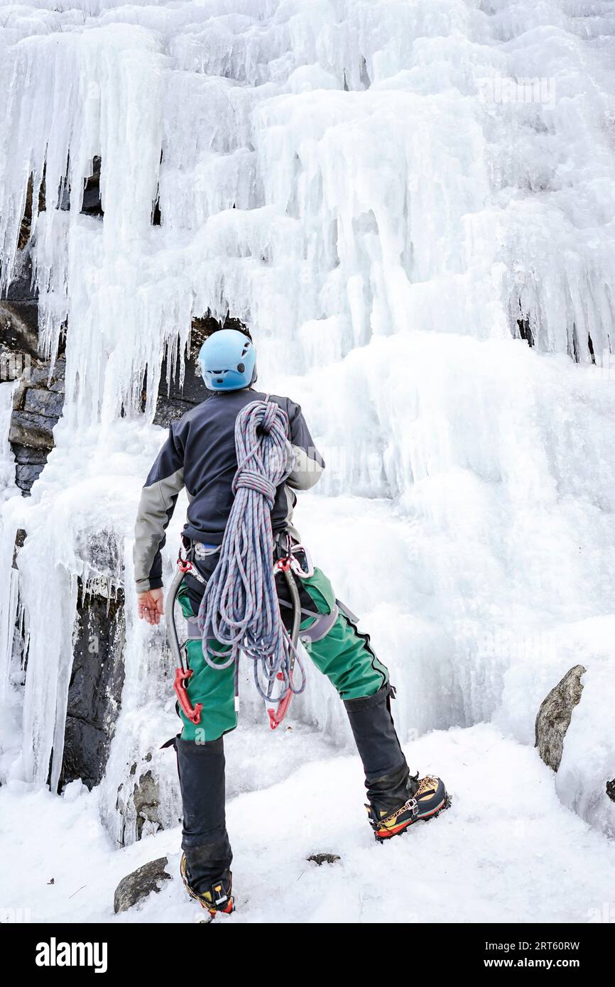 Eiskletterer bereitet sich auf den Aufstieg in den Adirondack Mountains, USA vor Stockfoto