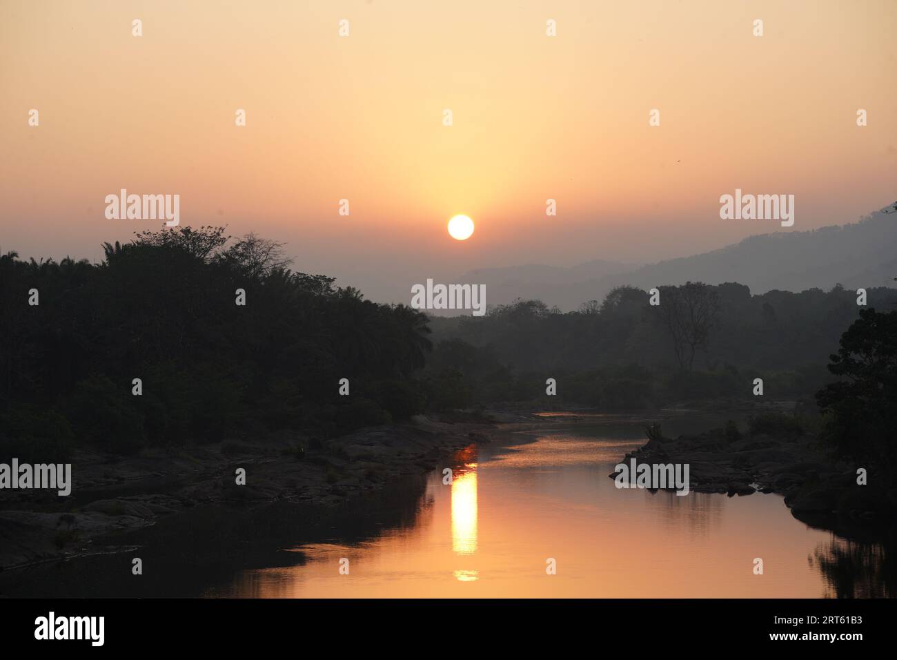 Erleben Sie die atemberaubende Schönheit des Sonnenaufgangs mit unseren geführten Touren. Erleben Sie die atemberaubenden Farben des Himmels, während die Sonne über dem Horizont aufgeht. Stockfoto