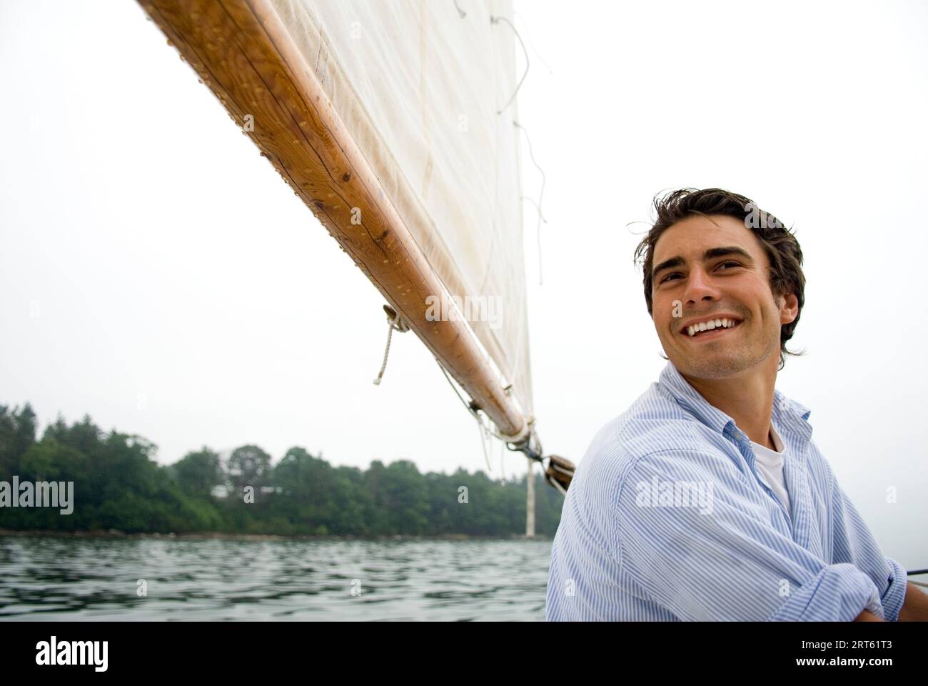 Mann am Steuer des Segelboots, Casco Bay, Maine, Neuengland. Stockfoto