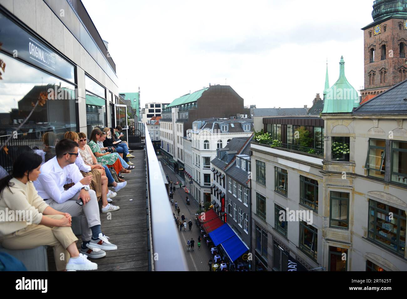 Einheimische und Touristen genießen den Blick auf die Stadt vom Balkon des ursprünglichen Kaffeehauses in Kopenhagen, Dänemark. Stockfoto