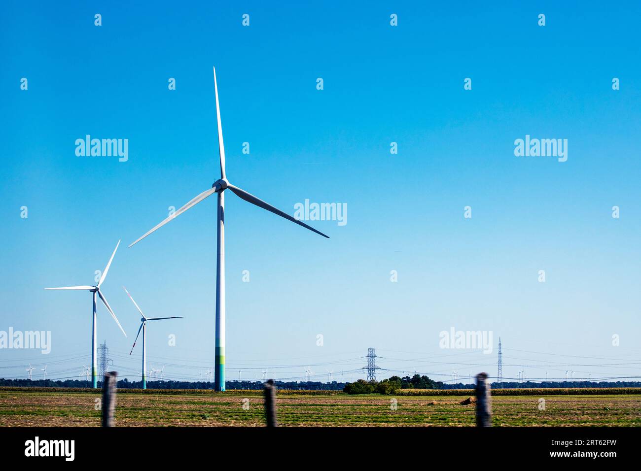 Windmühle gegen den blauen Himmel. Ökologische Energie. Weltwirtschaftskrise Stockfoto