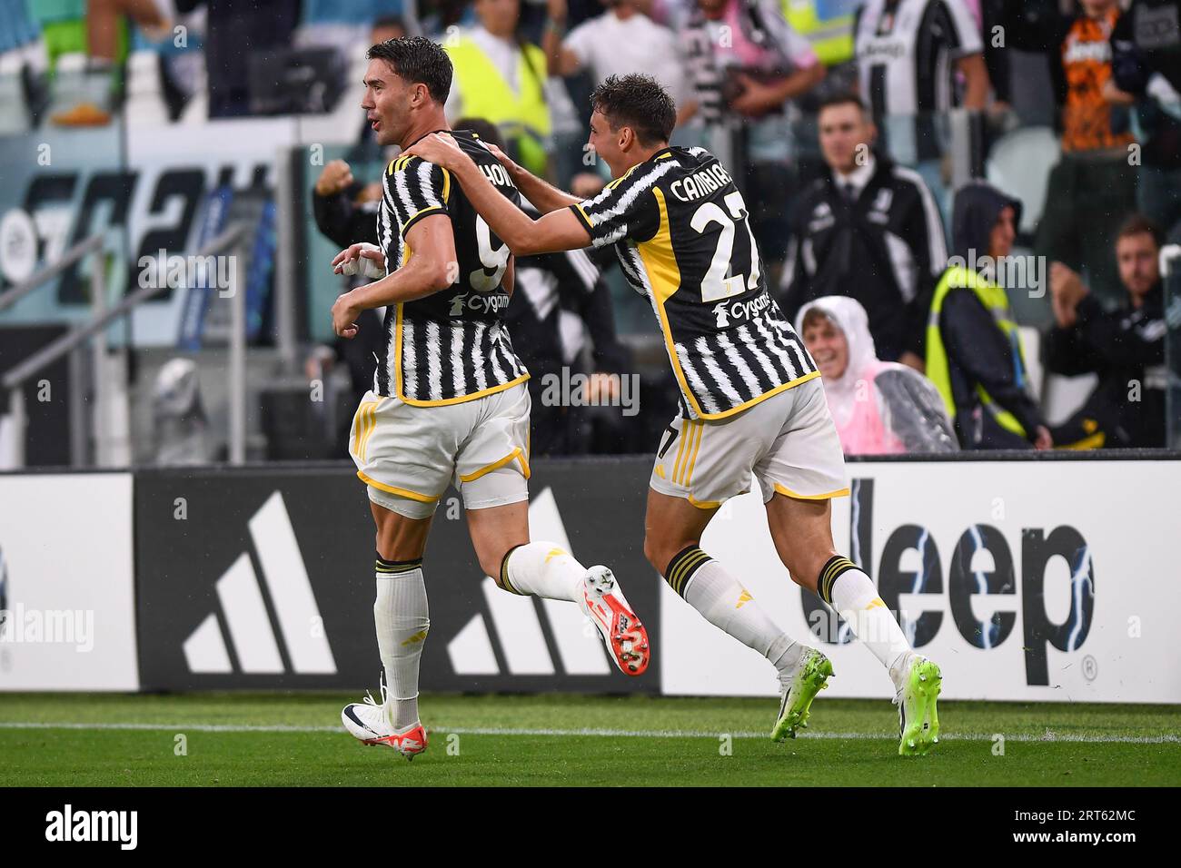 Dusan Vlahovic (Juventus) und Andrea Cambiaso (Juventus) feiern, bevor sein Ziel nicht erlaubt wurde, eine Konsultation mit dem VAR-Monitor b durchzuführen Stockfoto