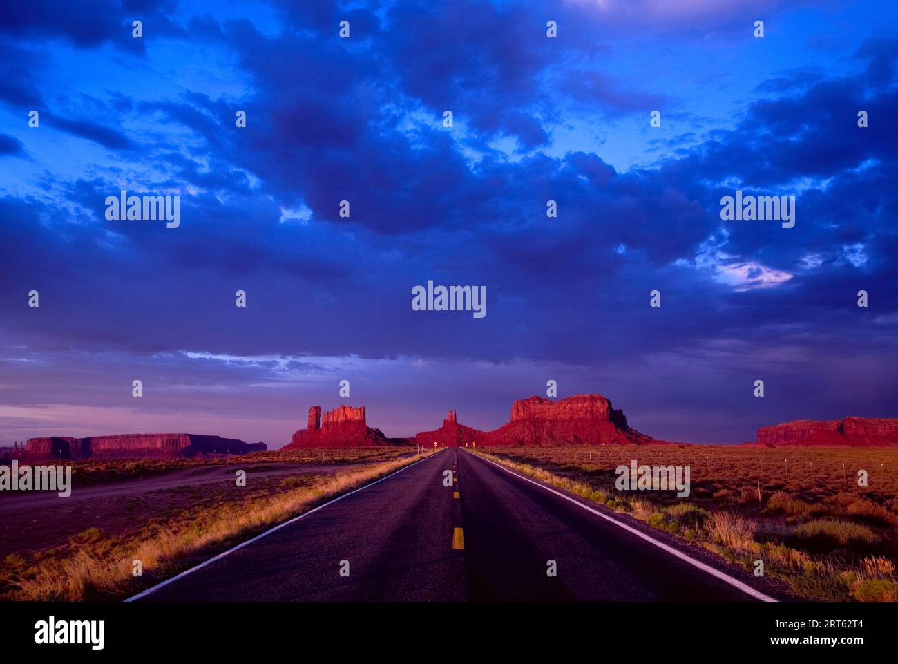 Das Land rund um das Monument Valley, das sich an der Grenze zwischen Arizona und Utah befindet, ist eine riesige und leerstehende Wüste voller fantastischer Szenen, so weit das Auge reicht. Stockfoto