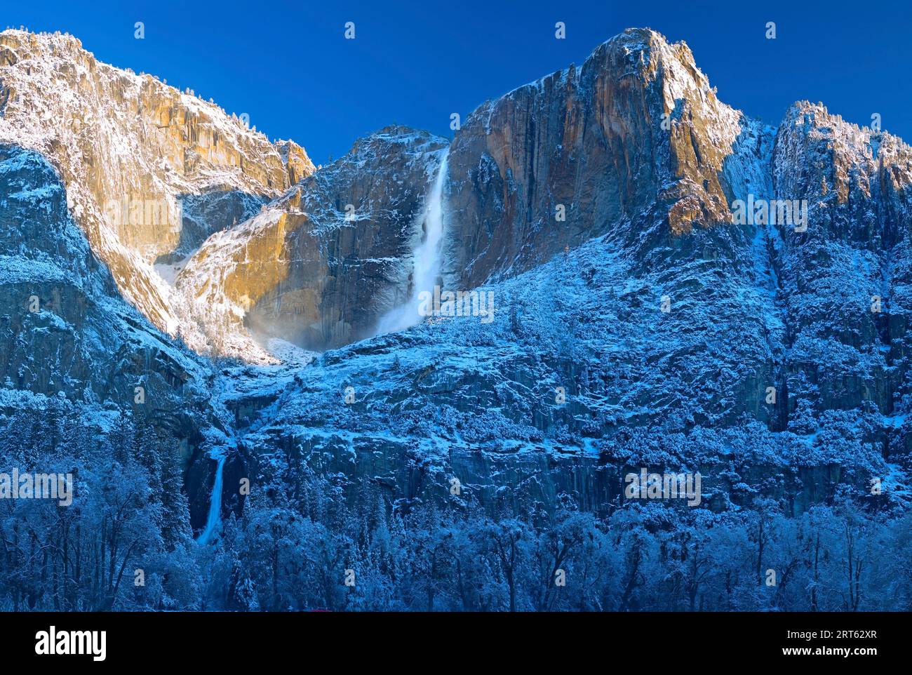 Die oberen und unteren Yosemite Falls wurden im späten Winter nach einem starken Schneefall im Yosemite National Park, Kalifornien, USA, im März 2008 gefangen genommen. Stockfoto