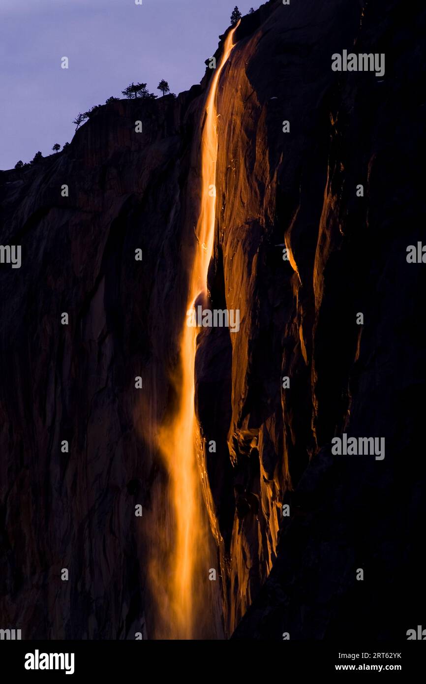 Der Schachtelhalm-Fall im Yosemite-Nationalpark in Kalifornien ist ein saisonaler Wasserfall, der im Winter und im frühen Frühjahr fließt. Der Fall findet auf der Ostseite von El Capitan statt. Stockfoto