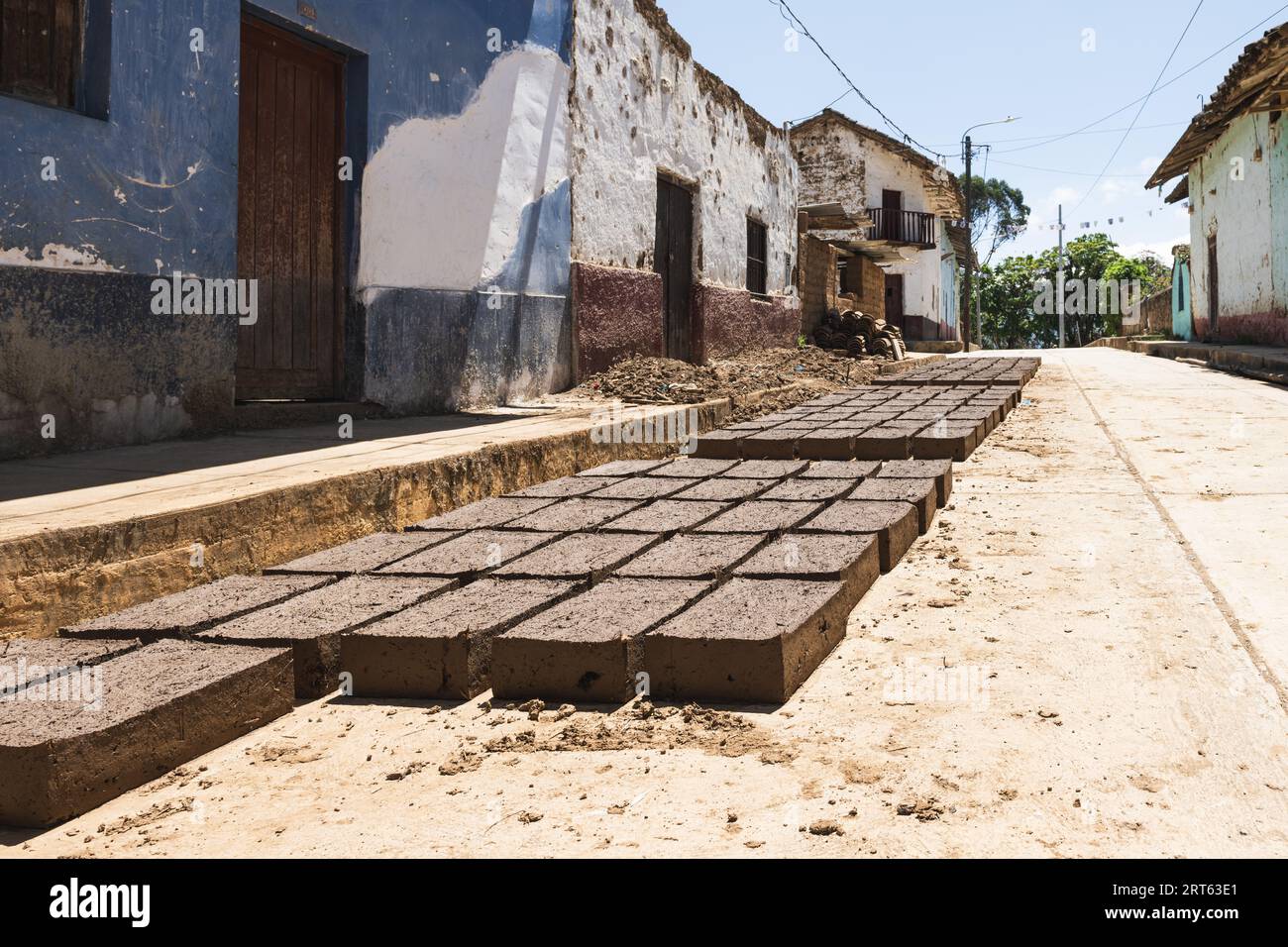 Handwerkliche Herstellung von Lehmziegeln in den anden Perus Stockfoto