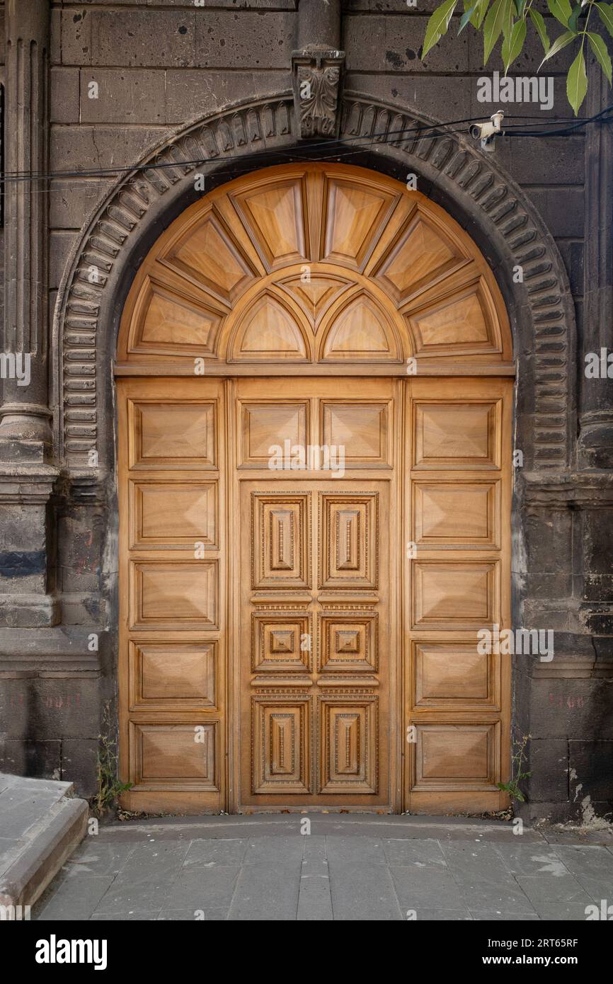 Altes klassisches Steinhaus mit rustikaler, brauner, geschnitzter, Vintage-Holztür. Türstrukturen und Backgound. Hochwertige Fotos. Stockfoto