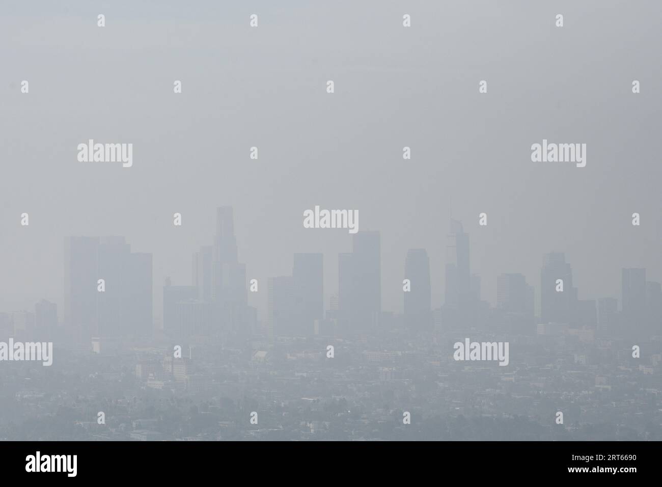 Stadtbild im Smog. Stadt in Smog Stockfoto