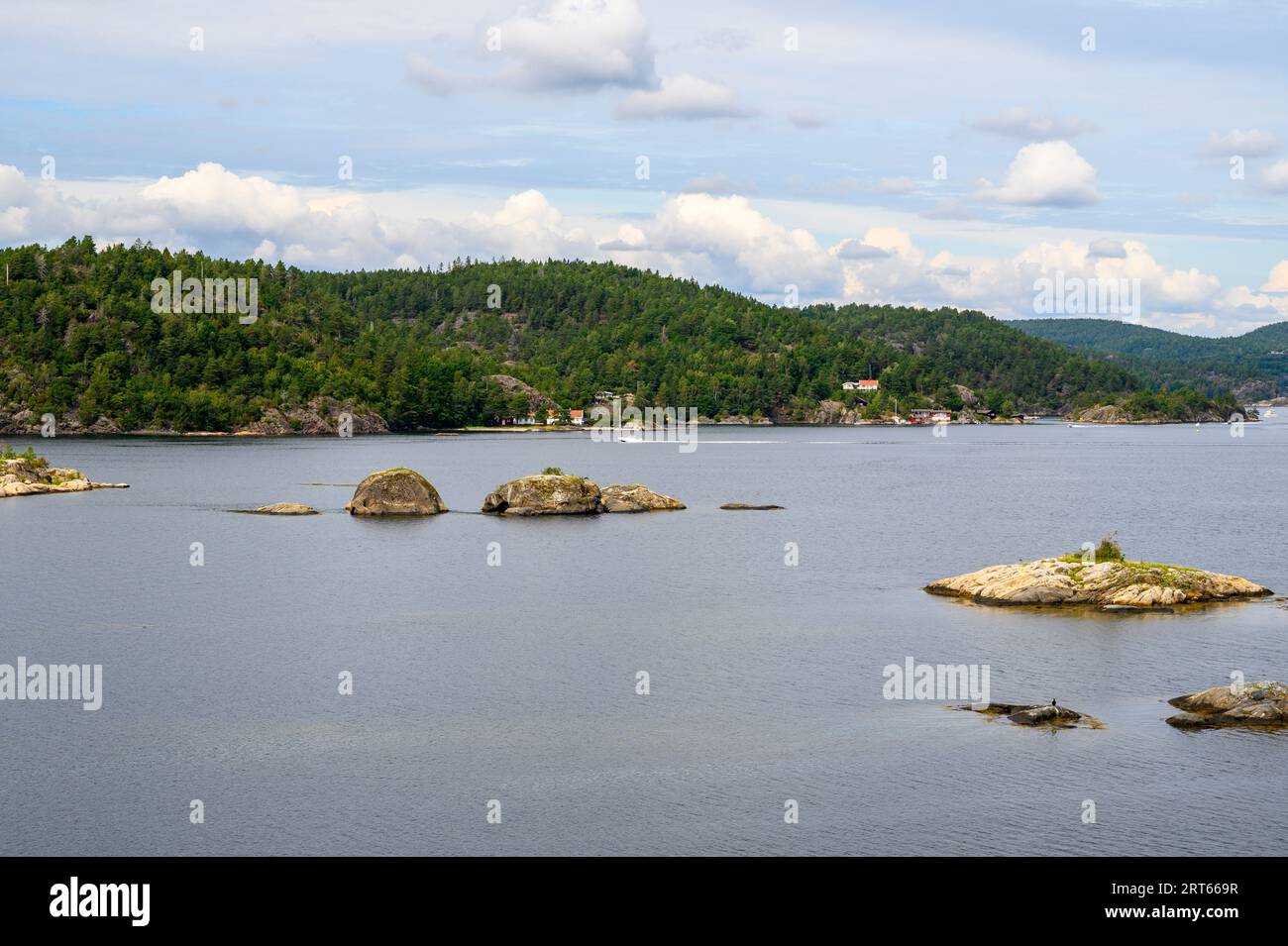 Blick von der Buholmen-Insel über das Meer und die Skirennen nach Gumoy im Kragero-Archipel, Telemark Norwegen. Stockfoto