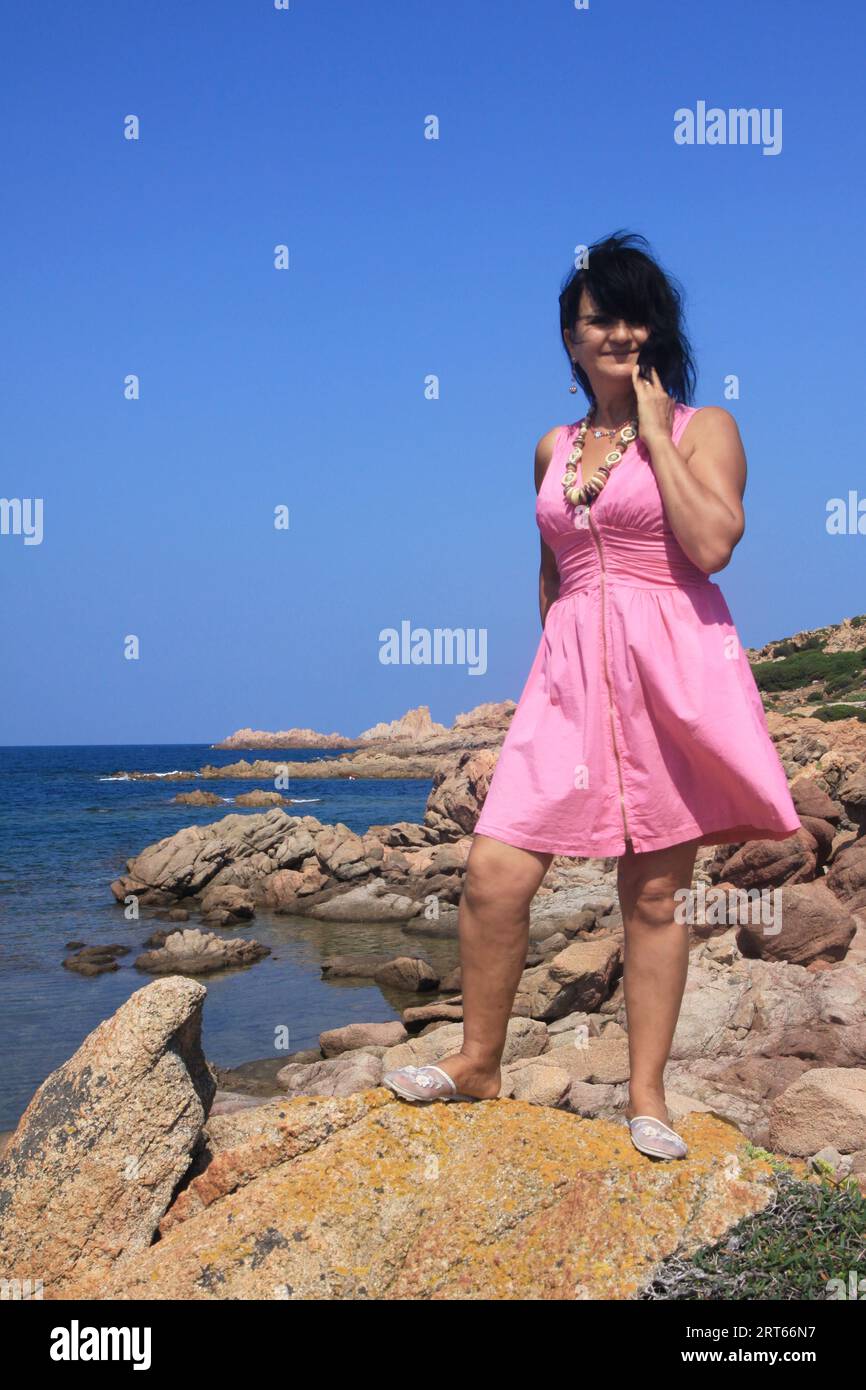 Alte Frau im Bikini auf den Felsen Stockfoto