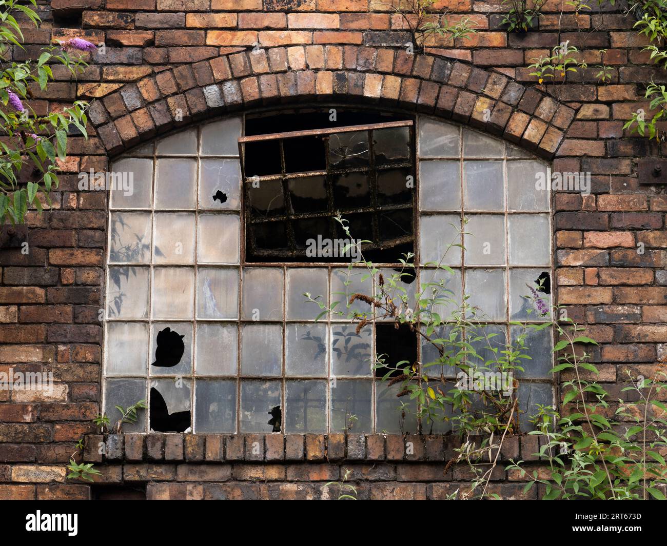 Ein verlassenes und verlassenes Fabrikgebäude in Shropshire. Stockfoto