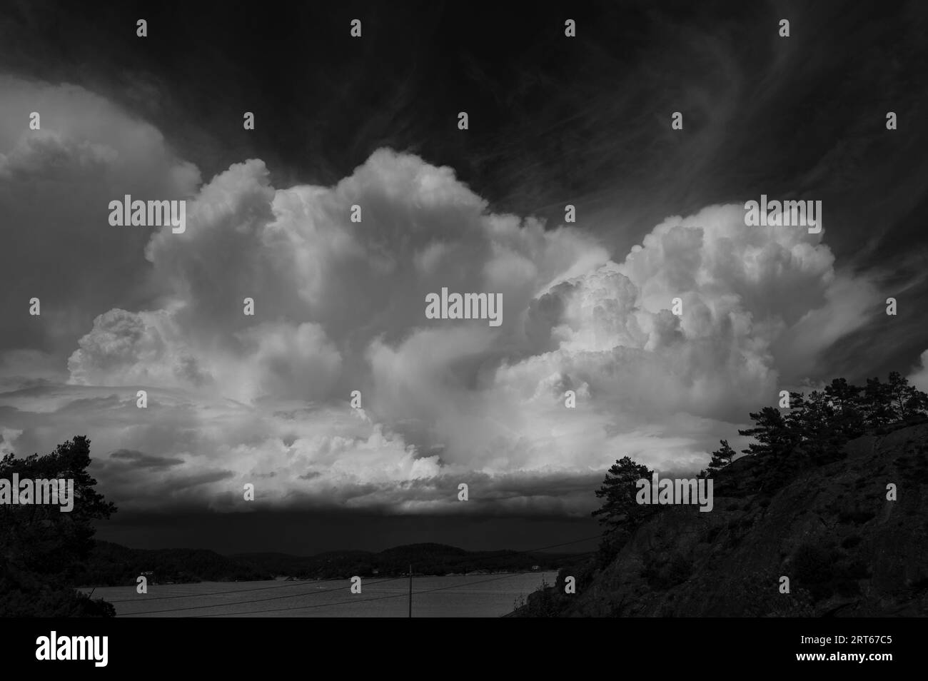 Dramatische Sturmwolken, die sich an einem Sommertag im August über der Küste auftürmen und sich auf die Inseln im Kragero-Archipel zubewegen. Telemark, Norwegen. Stockfoto