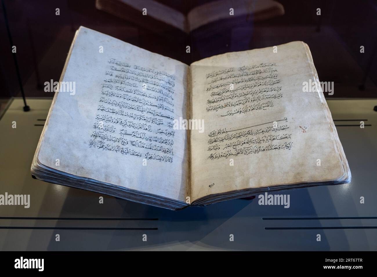 Altes und antikes arabisches Buch auf einem Tisch Stockfoto