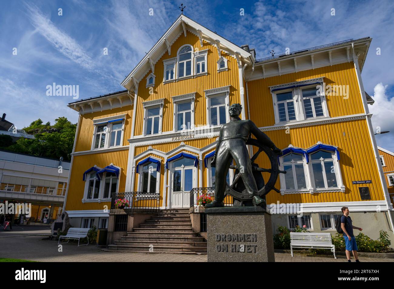 Vor dem Rathaus mit Statue in der gepflegten und charmanten Küstenstadt Kragero an der Südküste. Telemark, Norwegen. Stockfoto