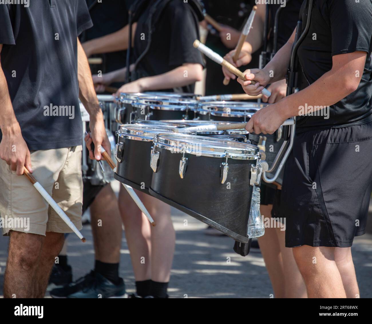 Perkussionisten einer marschierenden Bandtrommellinie, die sich für eine Parade aufwärmen Stockfoto