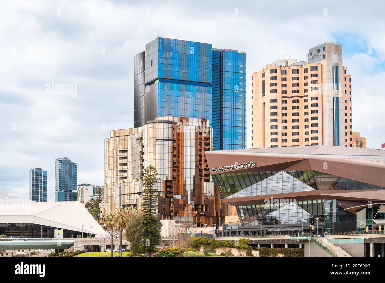 Adelaide, South Australia - 9. September 2023: Adelaide CBD Skyline mit dem neuen Festival Plaza, Skycity Casino und Adelaide Convention Centre Stockfoto